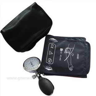 Manset tekanan darah manual dewasa besar, manset tabung tunggal dengan pengukur tekanan dan bohlam inflasi biru tua.